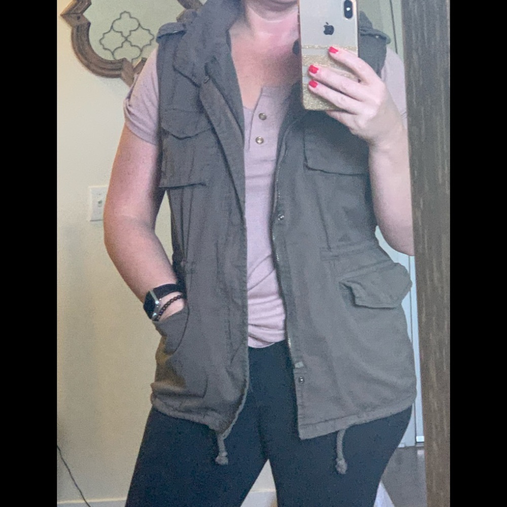 L forever 21 army green vest with detachable hood